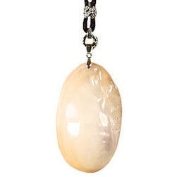 Detail van grote cremè witte parelmoeren schelpen ketting op buste | Big Mama