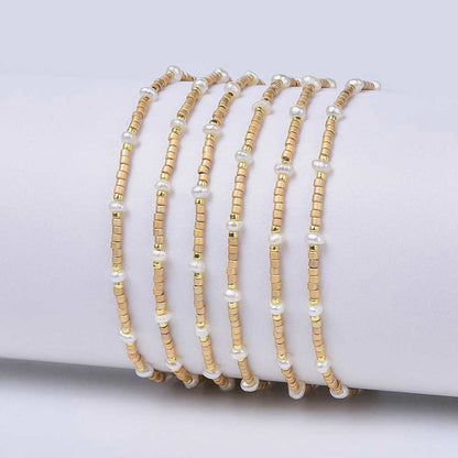 Meerdere witte zoetwater parel armbanden met goud, schuifarmband | Mini Pearl Bead Gold