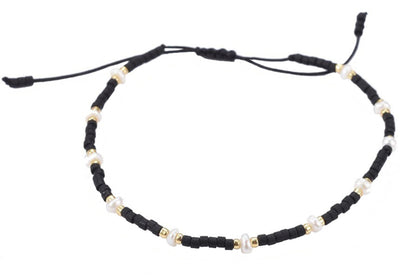 Wit zoetwater parel schuif armband met zwarte en gouden kraaltjes, vooraanzicht | Mini Pearl Bead Black