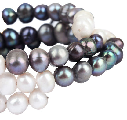 Detail van zoetwater parel wikkel armband met witte, grijze en blauw grijze parels  | Wrap White Grey Blue Pearl