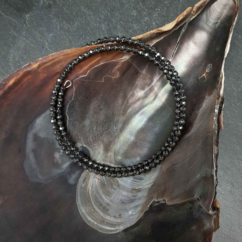 Zwart edelstenen wikkel armband met hematiet liggend in schelp | Cadeau set Hematite