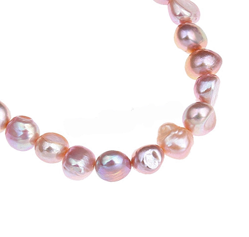 Detail van zalm roze zoetwater parel armband, elastisch | Shinny Pearl Pink