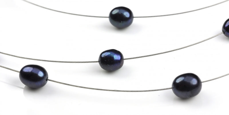 Detail van zoetwater parelketting met blauw zwarte parels in 3 rijen | Jill Black