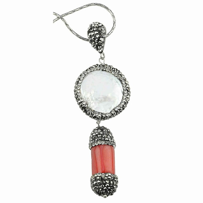 Detail van zoetwater parelketting met hanger met witte parel, rood koraal, stras steentjes en zilver edelstaal | Bright Pearl Coral Two