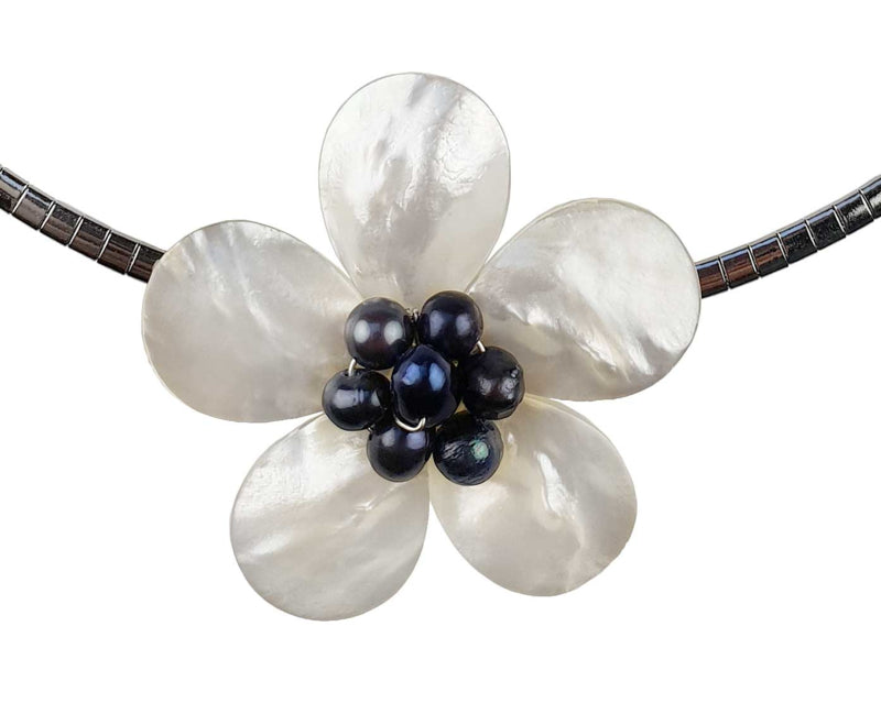 Ander detail van zoetwater parelketting met blauwe parels, wit parelmoer in de vorm van een bloem en zilver edelstaal | Fleury B