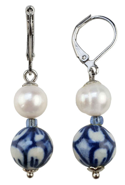 Zoetwater parel oorbellen met witte parels, Delfts blauw ornament en edelstaal | Hollands Glorie Round Flower White