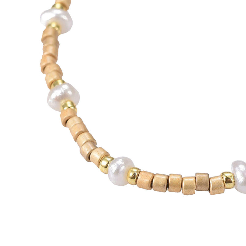 Detail van wit zoetwater parel armband, schuifarmband | Mini Pearl Bead Gold