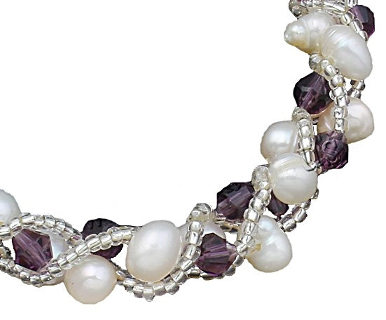 Detail van wit zoetwater parel armband met paars facet geslepen kristallen | Pearl Crystal Purple