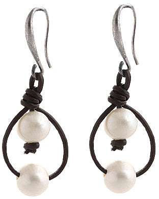 Witte zoetwater parel oorbellen met bruin leer en sterling zilver (925) | Double Pearl Brown Leather