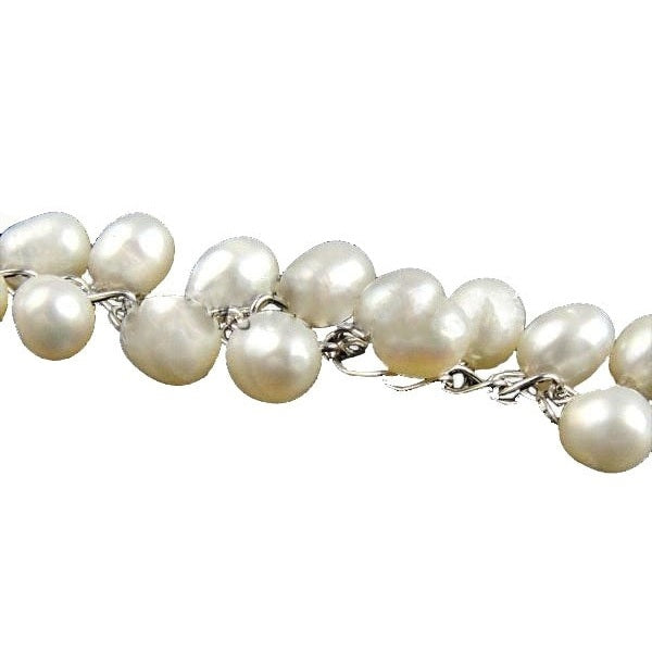 Detail van wit zoetwater parel armband met parel bedeltjes | Fana