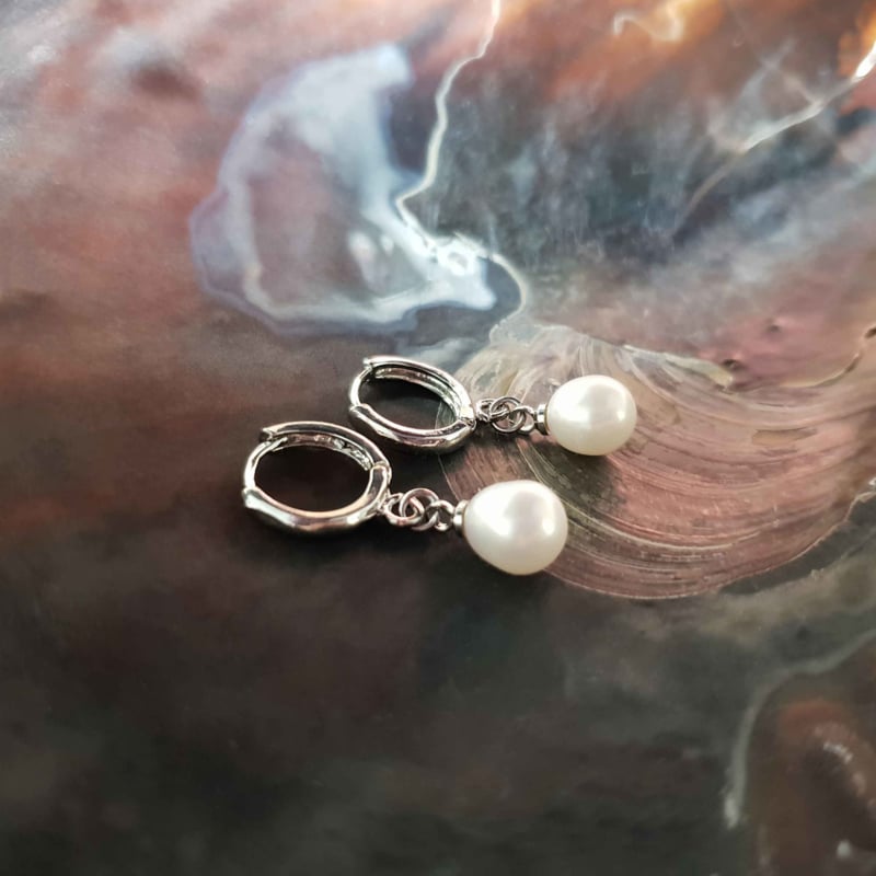 Witte zoetwater parel oorringen met witte parel en zilver edelstaal liggend in schelp | Cadeau set met zoetwater parel oorbellen Bente