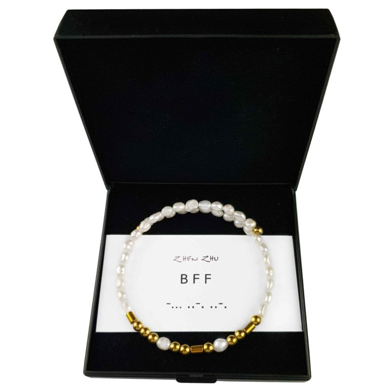 Wit zoetwater parel wikkelarmband met edelsteen goud hematiet in sieraden doosje | Cadeau set zoetwater parel armband Morse Code BFF Pearl Gold