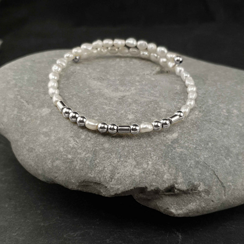 Wit zoetwater parel wikkelarmband met edelsteen zilver hematiet liggend op kei | Cadeau set zoetwater parel armband Morse Code BFF Pearl Silver