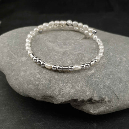 Wit zoetwater parel wikkelarmband met edelsteen zilver hematiet liggend op kei | Cadeau set zoetwater parel armband Morse Code BFF Pearl Silver