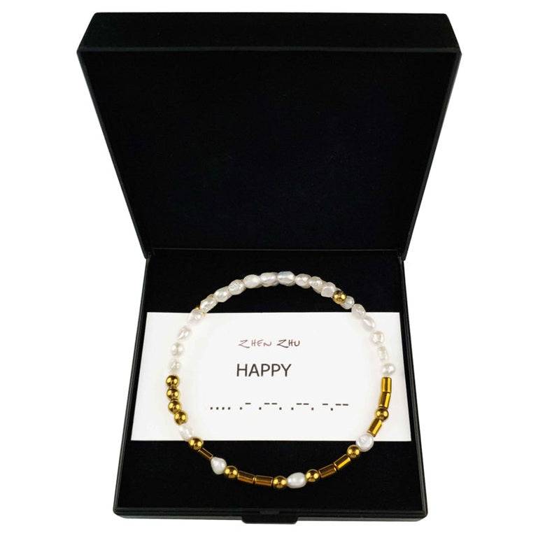 Wit zoetwater parel wikkelarmband met verbogen boodschap HAPPY in morse code in gouden edelstenen in sieraden doosje | Cadeau set zoetwater parel armband Morse Code Happy Pearl Gold