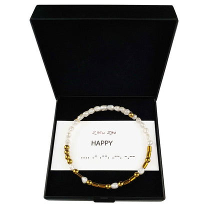 Wit zoetwater parel wikkelarmband met verbogen boodschap HAPPY in morse code in gouden edelstenen in sieraden doosje | Cadeau set zoetwater parel armband Morse Code Happy Pearl Gold