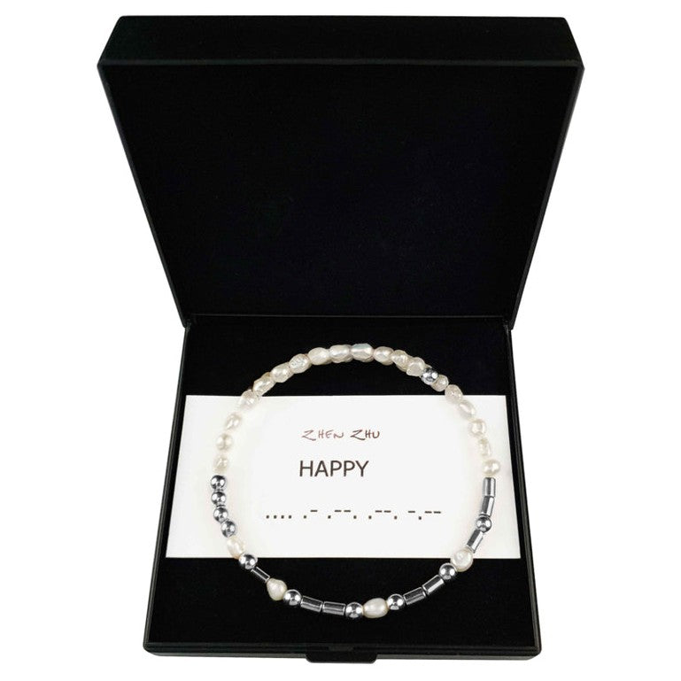 Wit zoetwater parel wikkelarmband met verbogen boodschap HAPPY in Morse code van zilveren edelstenen in sieraden doosje | Cadeau set zoetwater parel armband Morse Code Happy Pearl Silver