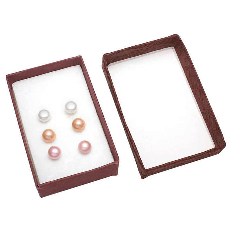 3 paar zoetwaterparel oorknopjes in wit, zalm en roze in sieradendoosje liggend in open sieradendoosje | Cadeau set zoetwater parel oorbellen Lea Mea Zea
