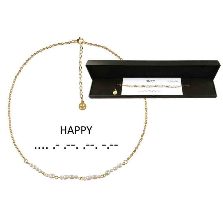 Zoetwater parelketting met goud edelstaal en witte parels die het woord HAPPY in morse code weer geeft in mooi sieradendoosje | Morse Code Happy Pearl Gold