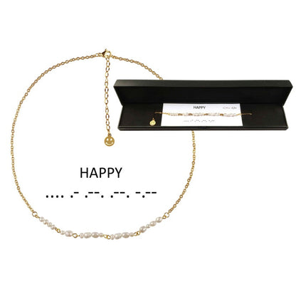 Zoetwater parelketting met goud edelstaal en witte parels die het woord HAPPY in morse code weer geeft in mooi sieradendoosje | Morse Code Happy Pearl Gold