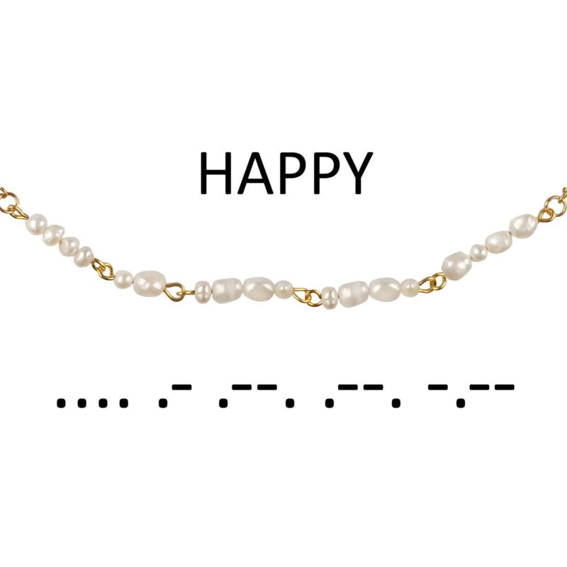 Detail van zoetwater parelketting met goud edelstaal en witte parels die het woord HAPPY in morse code weer geeft | Morse Code Happy Pearl Gold