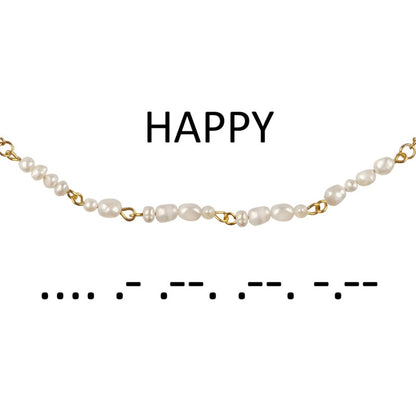 Detail van zoetwater parelketting met goud edelstaal en witte parels die het woord HAPPY in morse code weer geeft | Morse Code Happy Pearl Gold