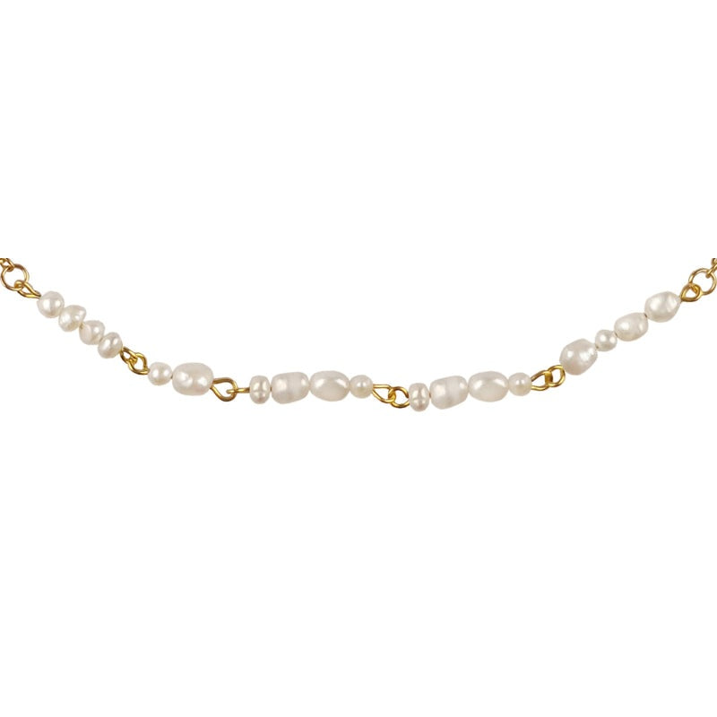 Detail van zoetwater parelketting met goud edelstaal en witte parels die het woord HAPPY in morse code weer geeft | Morse Code Happy Pearl Gold