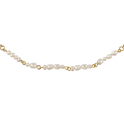 Detail van zoetwater parelketting met goud edelstaal en witte parels die het woord HAPPY in morse code weer geeft | Morse Code Happy Pearl Gold