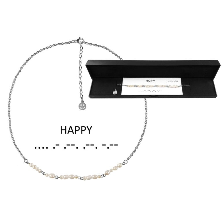 Zoetwater parelketting met zilver edelstaal en witte parels die het woord HAPPY in morse code weer geeft in mooi sieradendoosje | Morse Code Happy Pearl Silver