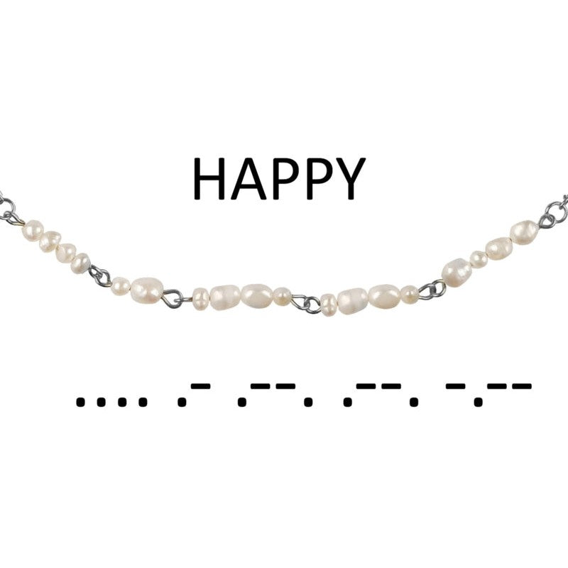 Detail van zoetwater parelketting met zilver edelstaal en witte parels die het woord HAPPY in morse code weer geeft | Morse Code Happy Pearl Silver