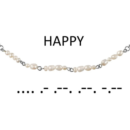 Detail van zoetwater parelketting met zilver edelstaal en witte parels die het woord HAPPY in morse code weer geeft | Morse Code Happy Pearl Silver