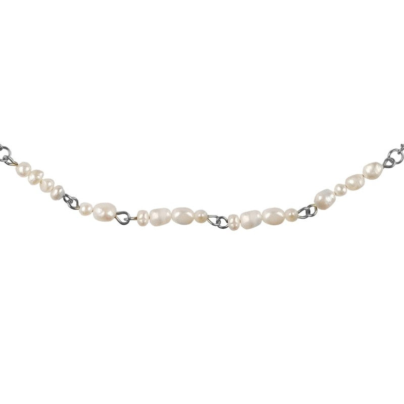 Detail van zoetwater parelketting met zilver edelstaal en witte parels die het woord HAPPY in morse code weer geeft | Morse Code Happy Pearl Silver