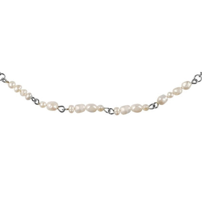 Detail van zoetwater parelketting met zilver edelstaal en witte parels die het woord HAPPY in morse code weer geeft | Morse Code Happy Pearl Silver