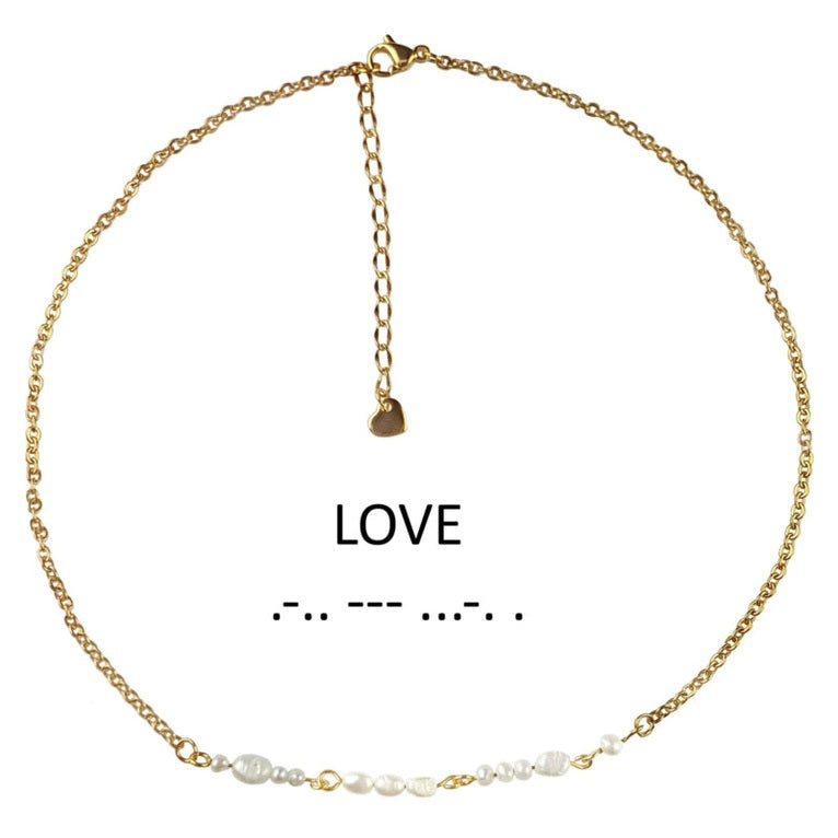 Zoetwater parelketting met goud edelstaal en witte parels die het woord LOVE in morse code weer geeft | Morse Code Love Pearl Gold