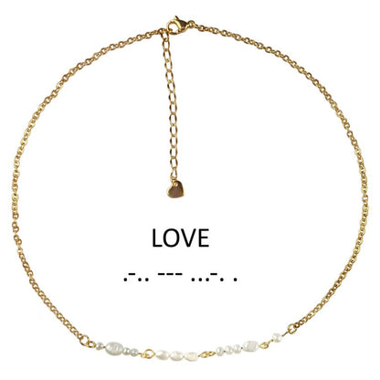 Zoetwater parelketting met goud edelstaal en witte parels die het woord LOVE in morse code weer geeft | Morse Code Love Pearl Gold