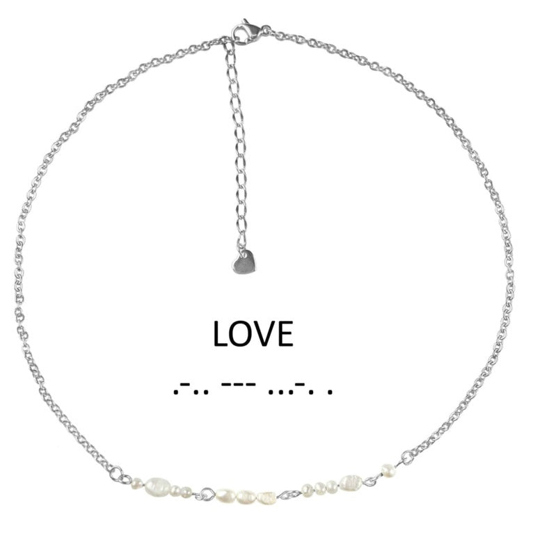 Zoetwater parelketting met zilver edelstaal en witte parels die het woord LOVE in morse code weer geeft | Morse Code Love Pearl Silver