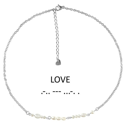 Zoetwater parelketting met zilver edelstaal en witte parels die het woord LOVE in morse code weer geeft | Morse Code Love Pearl Silver