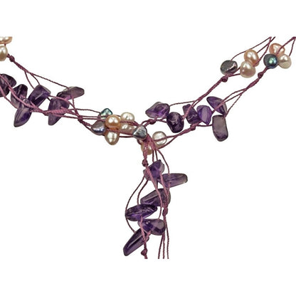 Detail van lange zoetwater parelketting met witte, grijze en zalm kleurige parels en paarse edelsteen amethist | Sweet Purple