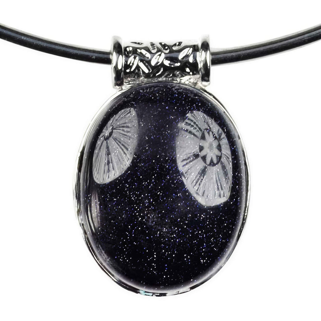 Detail van zwart blauwe edelstenen ketting met ovale goudsteen hanger | Blue Goldstone Oval