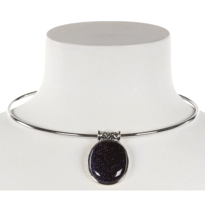 Zwart blauwe edelstenen ketting met ovale goudsteen hanger op buste | Blue Goldstone Oval