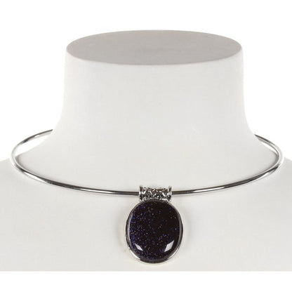 Zwart blauwe edelstenen ketting met ovale goudsteen hanger op buste | Blue Goldstone Oval