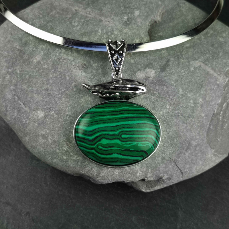 Groene edelstenen ketting met malachiet hanger liggend op steen | Malachite Choker