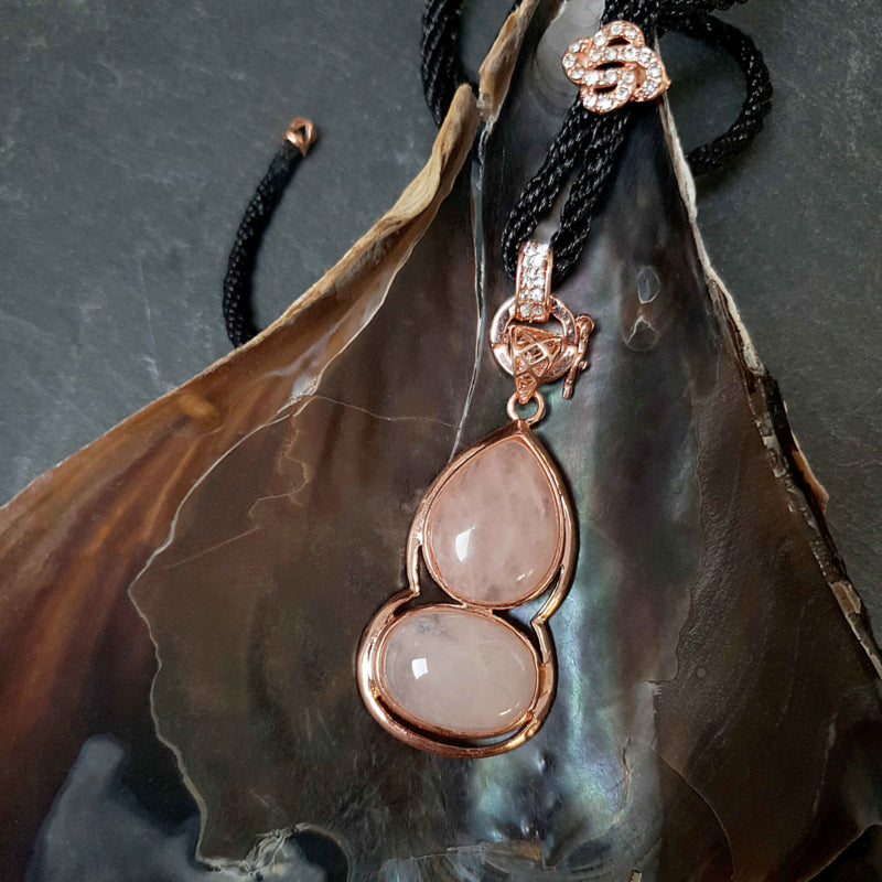 Detail van roze edelstenen ketting met rozenkwarts en rosé goud liggend in schelp | Rosé Quartz Gold