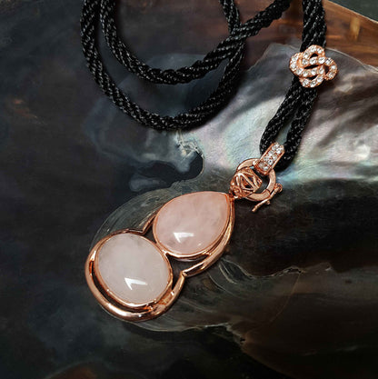 Detail van roze edelstenen ketting met rozenkwarts en rosé goud liggend in schelp zijaanzicht | Rosé Quartz Gold
