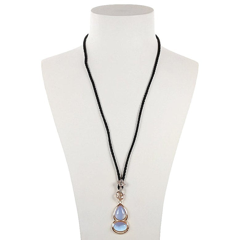 Blauwe edelstenen ketting met opaal hanger en rosé goud op buste | Sea Opal Gold