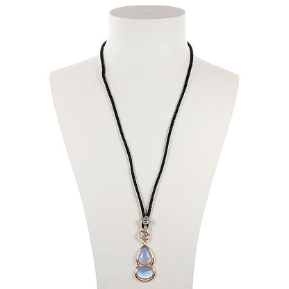 Blauwe edelstenen ketting met opaal hanger en rosé goud op buste | Sea Opal Gold