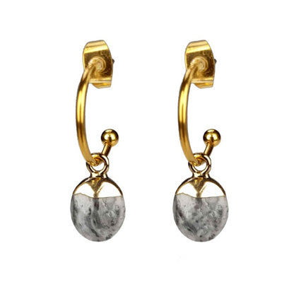 Grijze edelstenen oorringen met agaat en goud edelstaal vooraanzicht| Golden Hope 15 mm Network Agate