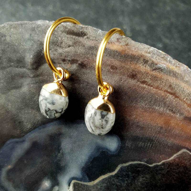 Grijze edelstenen oorringen met agaat en goud edelstaal hangend in schelp| Golden Hope 15 mm Network Agate