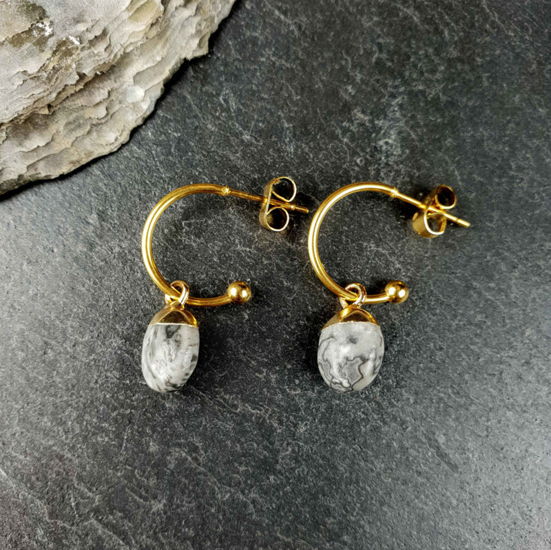 Grijze edelstenen oorringen met agaat en goud edelstaal liggend op leisteen | Golden Hope 15 mm Network Agate