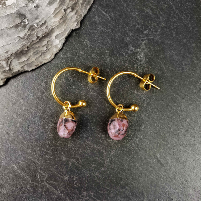Roze edelstenen oorbellen met rhodoniet en goud edelstaal, oorringen met edelstenen hanger | Golden Hope 15 mm Rhodonite